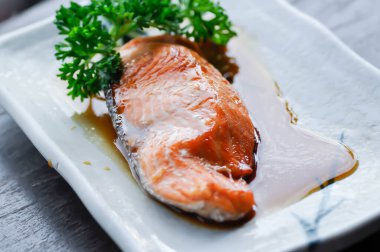 Izgara somon, servis için somon bifteği.