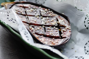 Izgara patlıcan, ızgara mor patlıcan ya da susamlı ızgara patlıcan.