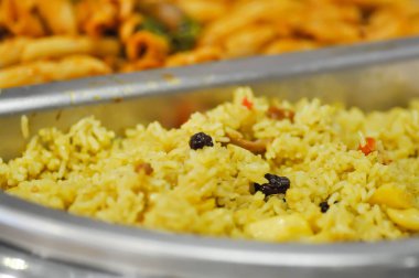 Kızarmış pilav, kuru üzümlü pilav, domates ve patates karıştırın.