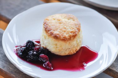 Meyve soslu çörek ya da servis için böğürtlen sosu