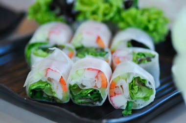 sebzeli rulo veya sebzeli ve yengeç çubuklu rulo veya pirinç rulosu, servis için taze ekmek.