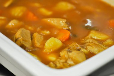 Domuz yahnisi, domuz yahnisi ya da İrlanda güveci veya Cocido montanes veya Japon güveci.