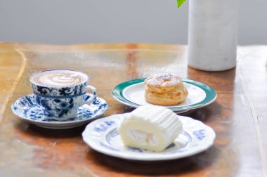 Choux kreması ya da ekler, hindistancevizli rulo ve kahve servis için.