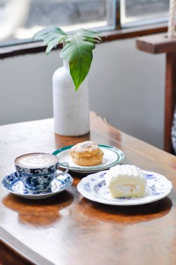 Choux kreması ya da ekler, hindistancevizli rulo ve kahve servis için.