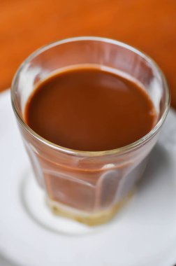 Sıcak çay ya da sütlü çay, Tayland çayı ya da küçük bardakta Tayland çayı.