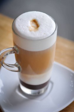 Sıcak kapuçino, sıcak kahve ya da sıcak kapuçino.