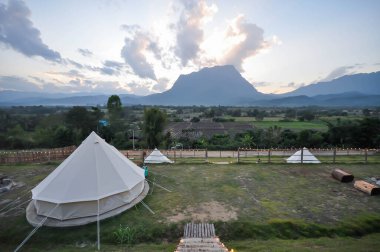 Chiangmai Tayland 'da dağ manzaralı çadır
