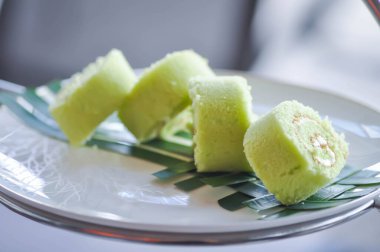 Reçelli rulo veya pandan rulo, kek veya İsviçre dürümü servis etmek için.