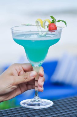 mavi margarita ya da mavi Hawaii ya da servis için kokteyl