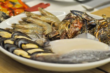 Çiğ yengeç, çiğ karides, çiğ balık ve pişirmek için çiğ kabuk.