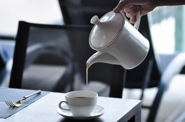 Çay, çay fincanı ve çay demliği ya da içmek için sıcak çay