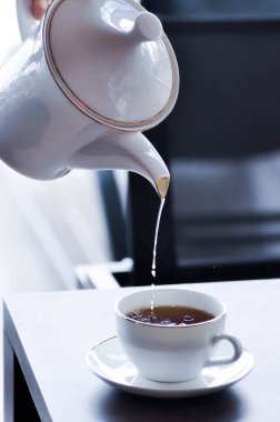 Çay, çay fincanı ve çay demliği ya da içmek için sıcak çay