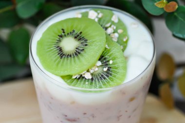 Yoğurtlu smoothie, karışık meyveli yoğurt smoothie veya kivi meyveli meyve suyu.