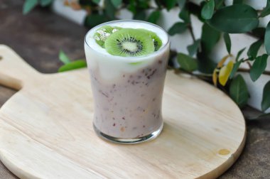 Yoğurtlu smoothie, karışık meyveli yoğurt smoothie ya da içecek olarak kivi ile karışık meyve suyu.