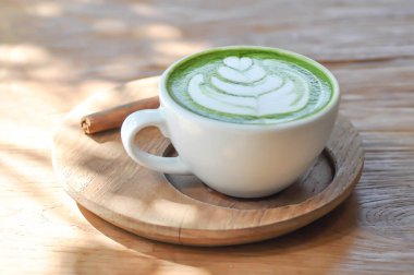 yeşil çay ya da matcha latte, matcha yeşil çay latte, sütlü yeşil çay latte sanatıyla