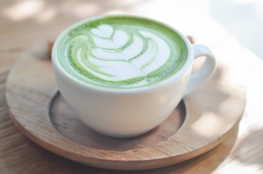 yeşil çay ya da matcha latte, matcha yeşil çay latte, sütlü yeşil çay latte sanatıyla