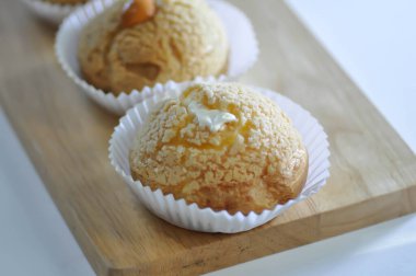 Servis için choux kreması ya da kremalı pasta, eclair ya da muhallebi kreması.