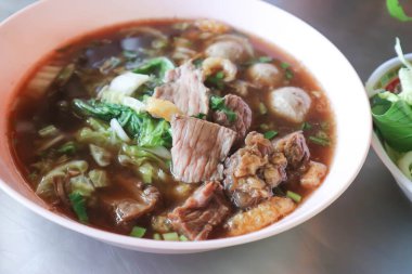 Et yahnisi, baharatlı çorba ya da biftek çorbası ve sebze ya da et ve sebze çorbası.