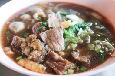 Et yahnisi, baharatlı çorba ya da biftek çorbası ve sebze ya da et ve sebze çorbası.