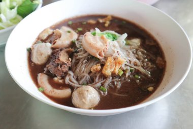 Biftek veya erişte, Çin eriştesi.