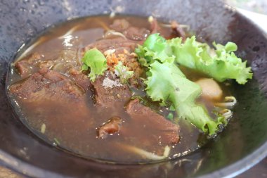 Biftek veya erişte, Çin eriştesi veya Tayland eriştesi.