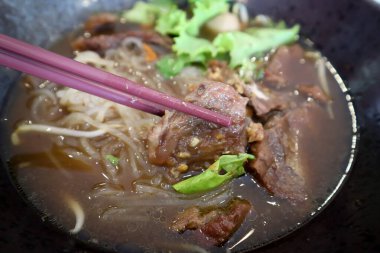 Biftek veya erişte, Çin eriştesi veya Tayland eriştesi.