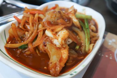 Kızarmış kalamar ya da soğan ve sebzeli kızarmış kalamar.