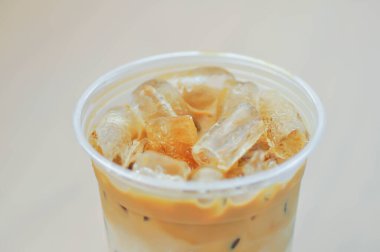 Kahve, buzlu kahve ya da buzlu latte kahve.