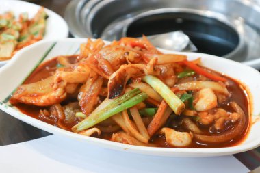 Kızarmış kalamar ya da soğan ve sebzeli kızarmış kalamar.