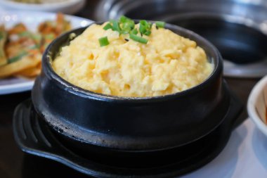 Yeşil soğanlı haşlanmış yumurta veya Kore yemeği.