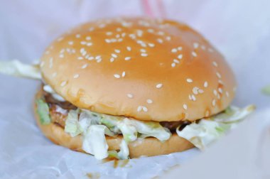 Hamburger veya sığır burger veya hamburger, peynirli burger veya domuz burger.