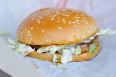 Hamburger veya sığır burger veya hamburger, peynirli burger veya domuz burger.