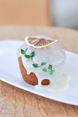 limonlu kek veya limonlu kek, peynirli kek veya limonlu kek veya servis için friands