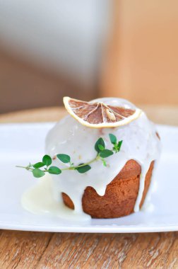 limonlu kek veya limonlu kek, peynirli kek veya limonlu kek veya servis için friands