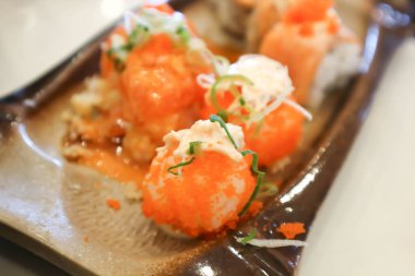 Balık, Japon dürümü ya da Japon toplarıyla kaplı karidesli börek ya da pilav.