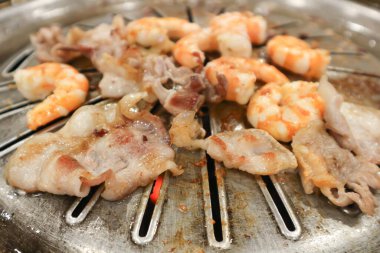 Izgarada ızgara sığır eti, karides ve ızgara sığır eti veya Kore bbq veya Tayland bbq veya Kore usulü ızgara domuz eti.