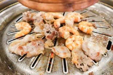 Izgarada ızgara sığır eti, karides ve ızgara sığır eti veya Kore bbq veya Tayland bbq veya Kore usulü ızgara domuz eti.