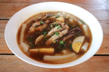 Erişte, Çin eriştesi veya erişte veya servis için Tayland eriştesi.