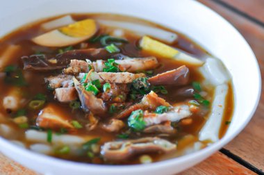 Erişte, Çin eriştesi veya erişte veya servis için Tayland eriştesi.