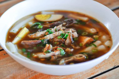 Erişte, Çin eriştesi veya erişte veya servis için Tayland eriştesi.