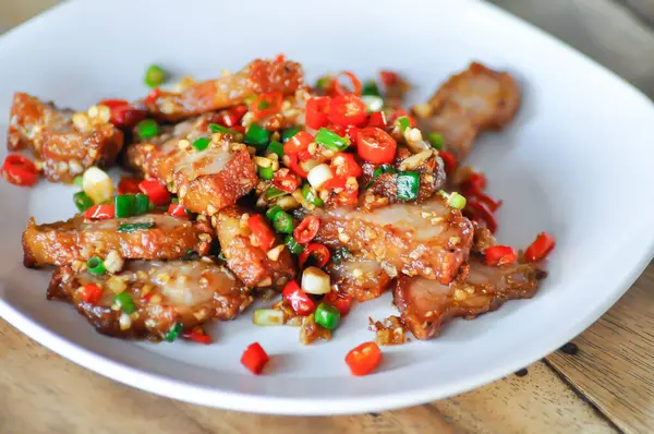 Kızarmış domuz ya da domuz kızartması, domuz kızartması ya da domuz eti ya da baharatlı domuz eti.