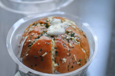 Peynirli çörek, krem peynirli sarımsaklı ekmek ya da Kore peynirli sarımsaklı çörek ya da krem peynirli sarımsaklı çörek.