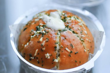 Peynirli çörek, krem peynirli sarımsaklı ekmek ya da Kore peynirli sarımsaklı çörek ya da krem peynirli sarımsaklı çörek.