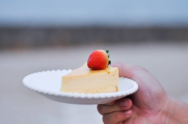 Çilek soslu cheesecake, peynirli kek ya da bir dilim kek.