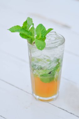 Mojito veya kokteyl, mocktail veya limon suyu veya limon suyu, limonata veya tonik veya nane yaprağı