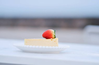 Çilek soslu cheesecake, peynirli kek ya da bir dilim kek.