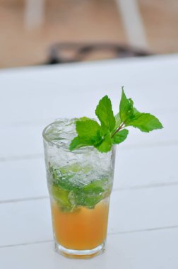 Mojito veya kokteyl, mocktail veya limon suyu veya limon suyu, limonata veya tonik veya nane yaprağı