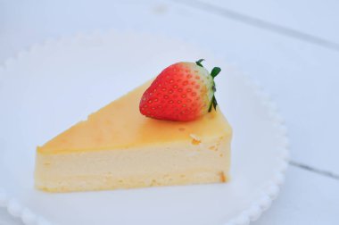 Çilek soslu cheesecake, peynirli kek ya da bir dilim kek.