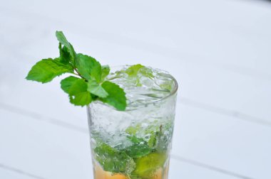 Mojito veya kokteyl, mocktail veya limon suyu veya limon suyu, limonata veya tonik veya nane yaprağı