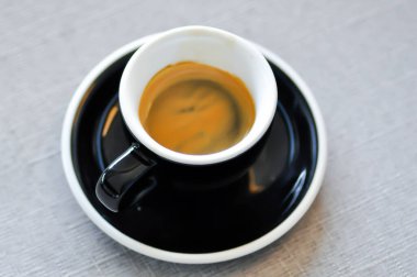Kahve, americano ya da sıcak americano kahvesi.